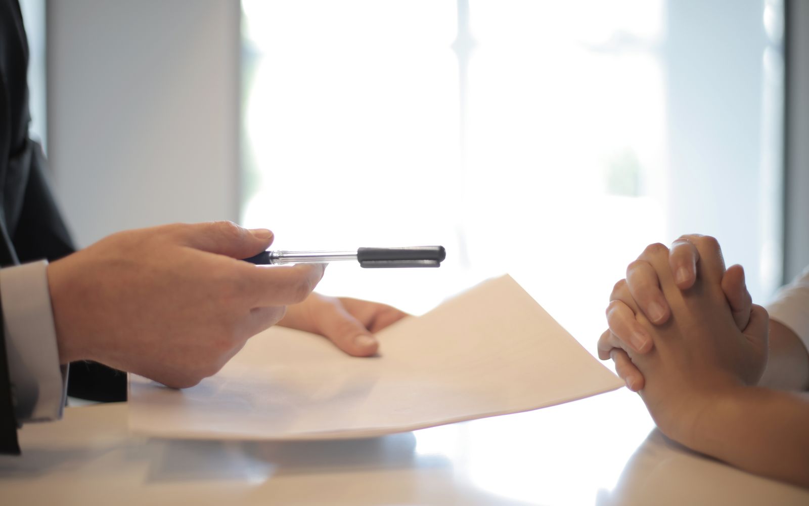 Conseiller remettant un document et un stylo à un client