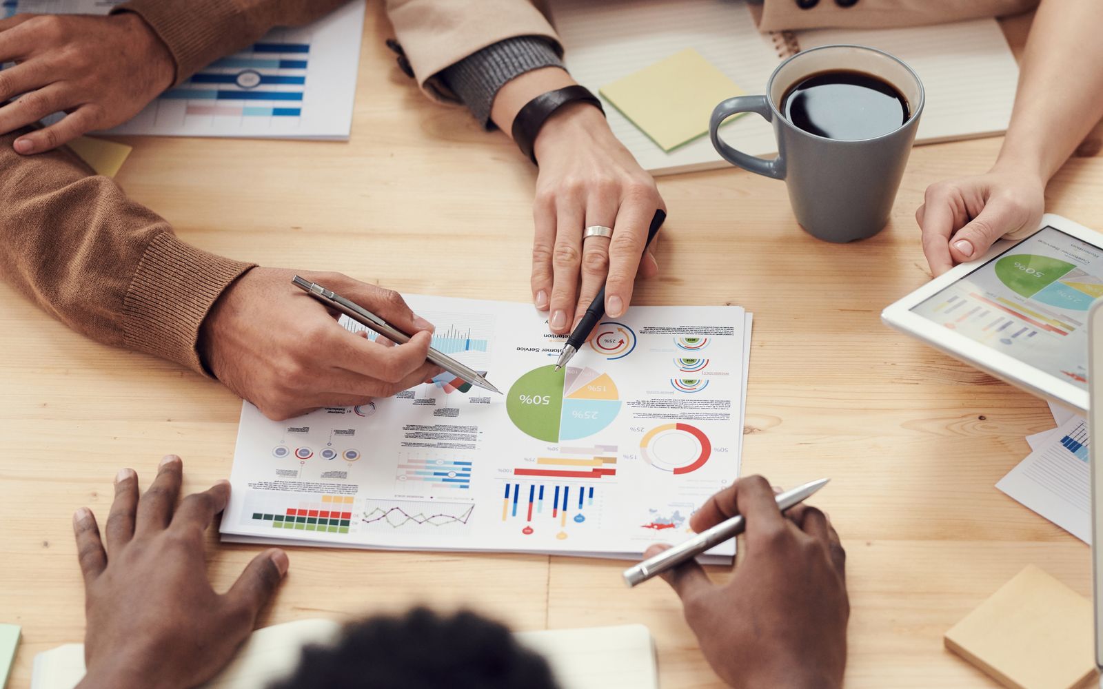Équipe analysant des graphiques financiers autour d’une table